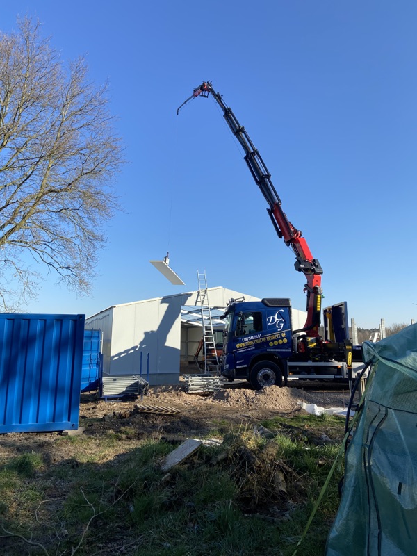 Plaatsing van gevelpanelen op een nieuwe hal met onze kraanwagen